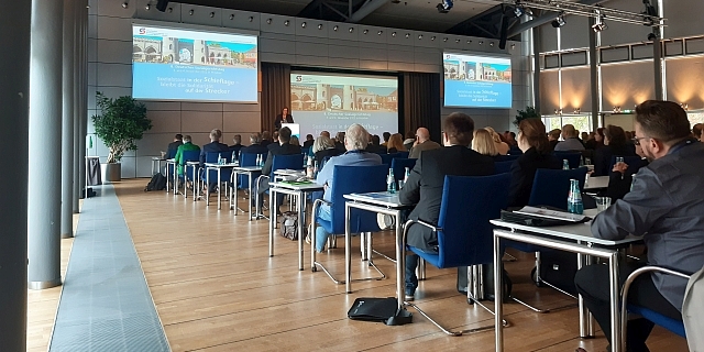 Festsaal und Podium mit Teilnehmern des Deutschen Sozialgerichtstags