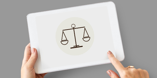 Tablet-Computer mit Justizia-Wage