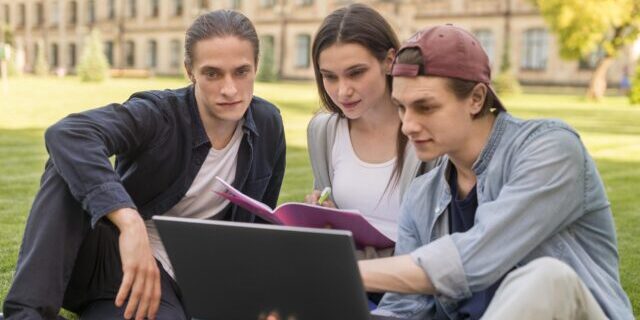Gruppe von Teenagern die ein Uni-Projekt besprechen